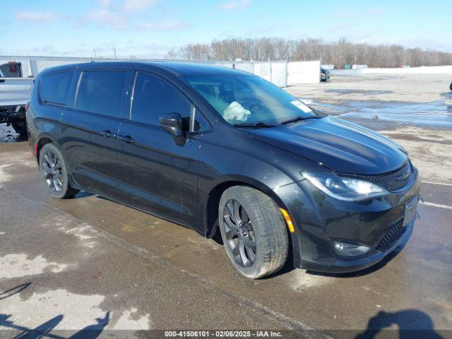  Salvage Chrysler Pacifica