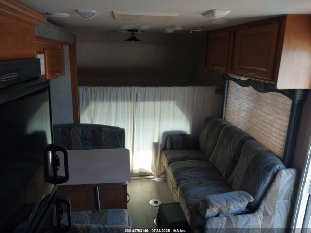 Ford E-450 Standard Image 10