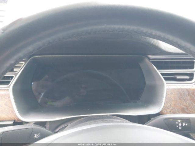 Tesla Model S Image 8