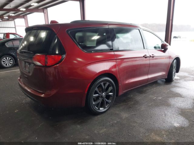 Chrysler Pacifica Touring L Image 13