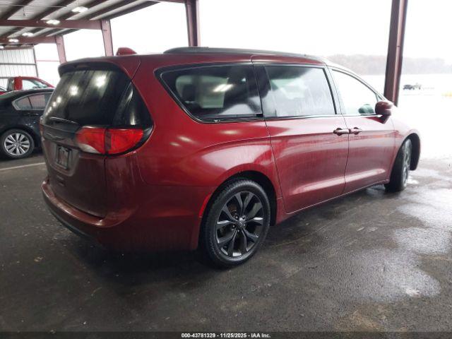 Chrysler Pacifica Touring L Image 13