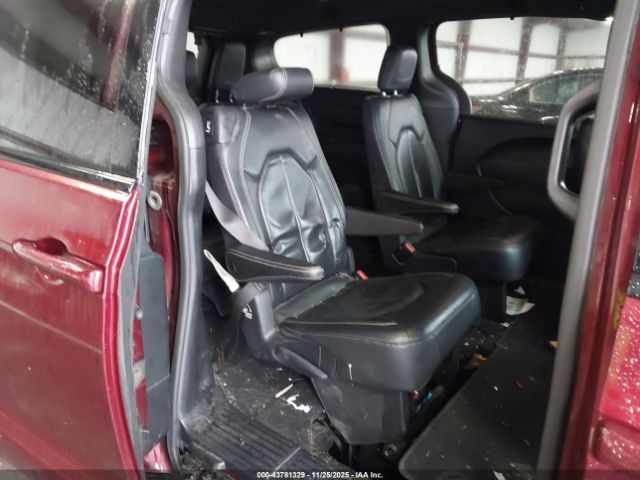 Chrysler Pacifica Touring L Image 9