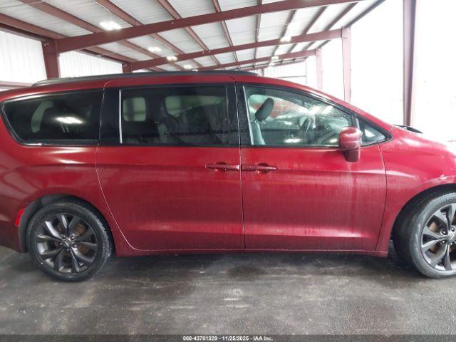 Chrysler Pacifica Touring L Image 14