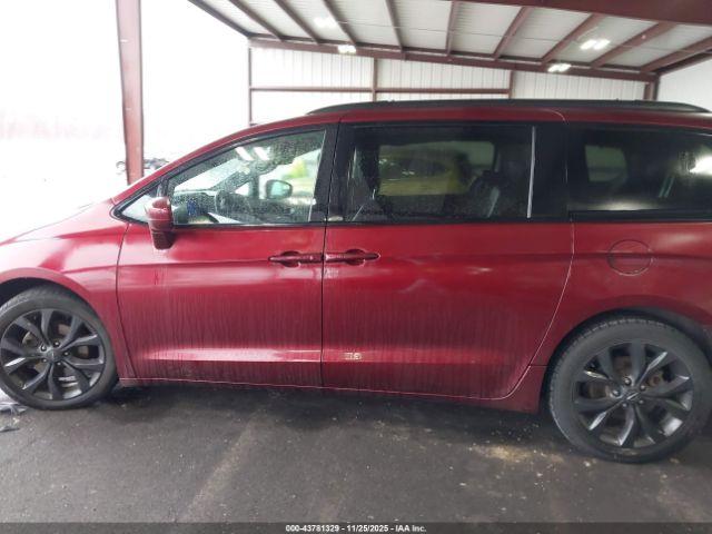 Chrysler Pacifica Touring L Image 16