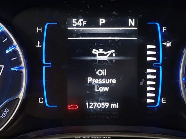 Chrysler Pacifica Touring L Image 2