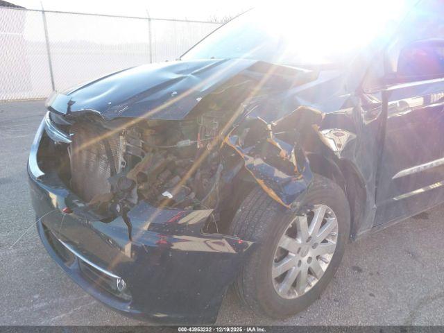 Chrysler Town & Country Touring Image 11