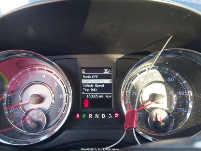 Chrysler Town & Country Touring Image 9