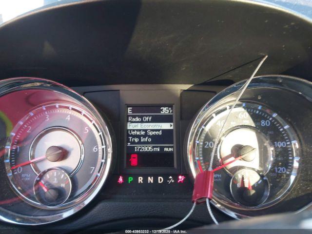 Chrysler Town & Country Touring Image 9