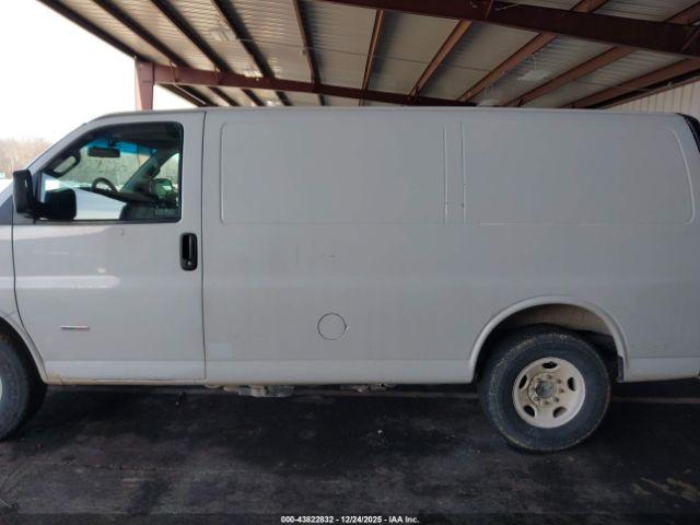 Chevrolet Express Work Van Image 7