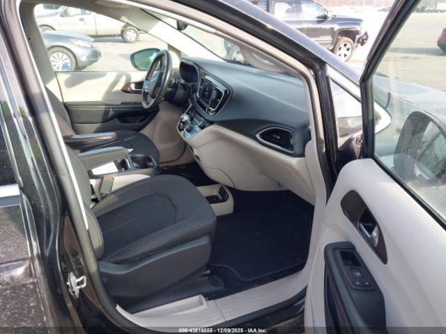 Chrysler Pacifica Touring Plus Image 15