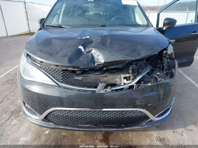 Chrysler Pacifica Touring Plus Image 13