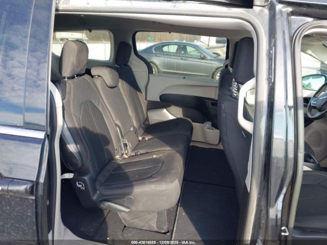 Chrysler Pacifica Touring Plus Image 8