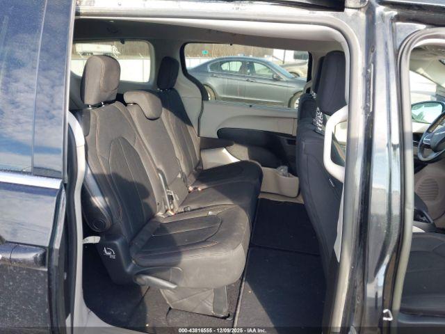 Chrysler Pacifica Touring Plus Image 8