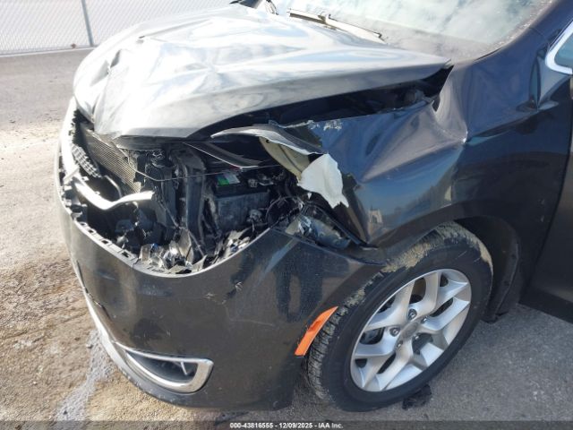 Chrysler Pacifica Touring Plus Image 4